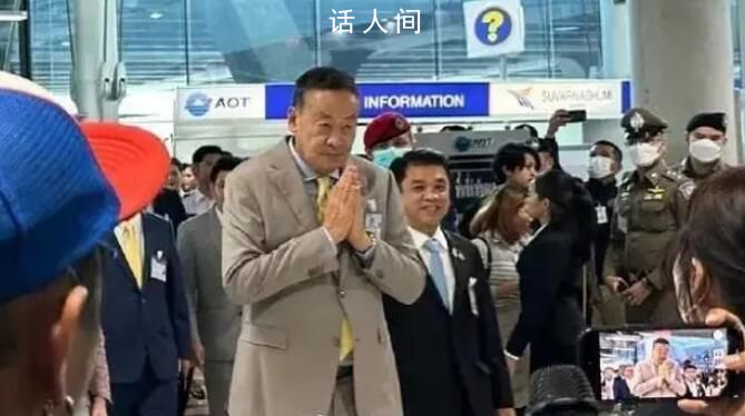泰国总理机场迎接中国游客 神奇泰国热情依旧