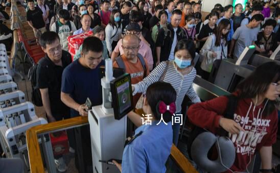 北京六里桥客运站候车大厅人头攒动 脚还没着地就上车了