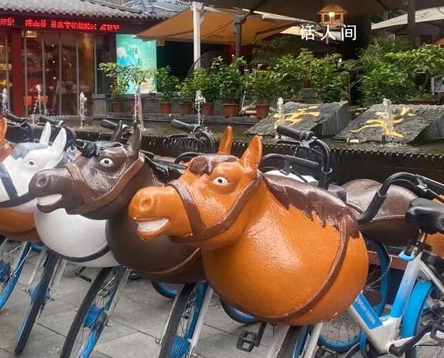 国庆西安人出行都骑马车 凭借着丑萌造型成为西安游客和本地市民的新打卡地