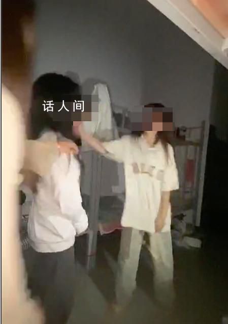 两女生被迫互扇耳光并遭踢打 涉未成年人拘留暂缓执行