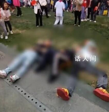 升旗结束3人草坪熟睡被艰难叫醒 引来众多市民的围观