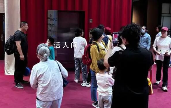 中国美术馆成网红打卡地 众多游客看完升旗后的第一站