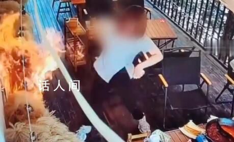 女子点燃餐厅装饰后逃离 商家报警