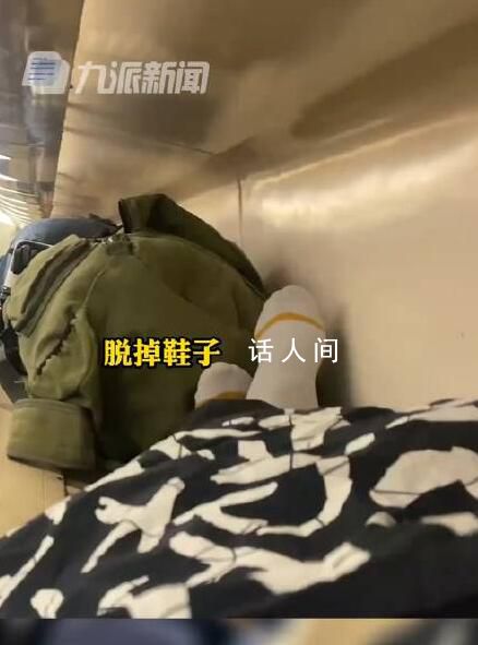 12306回应男子躺火车行李架上睡觉 不允许行李架只能放行李