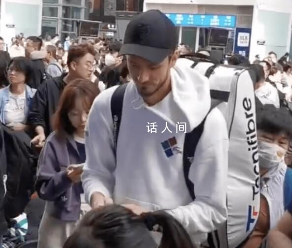 梅德韦杰夫乘高铁参加上海大师赛 检票入站的身影也被身边的网友拍下