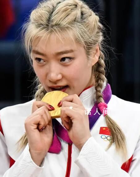 李梦在颁奖台上咬金牌 品尝起了自己金牌的成色