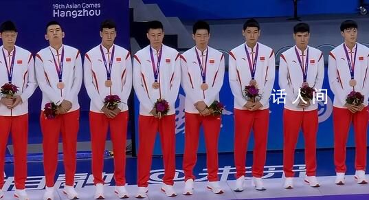 中国男篮领奖表情 中国男篮全体队员出席表情严肃