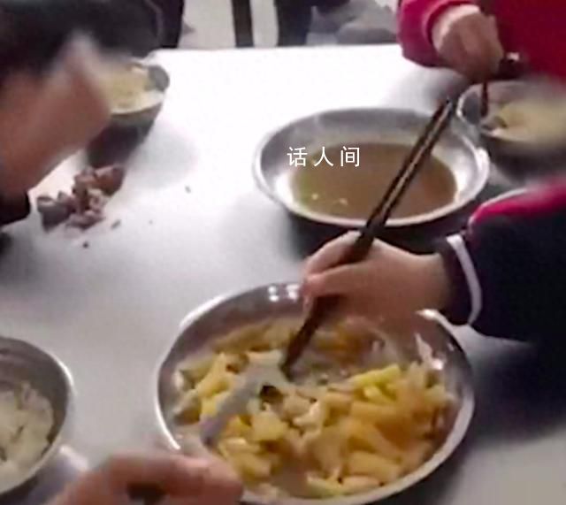 黑龙江一小学食堂6名学生吃2盘菜 还是土豆白菜只有一点肉
