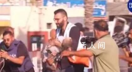 报道员加沙连线时亲眼目睹遇难孩童 加沙已经没有一处是安全的了