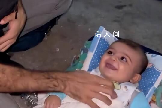 加沙空袭幸存婴儿在记者安抚下笑了 残酷战火之下这无疑是难得的暖心一幕