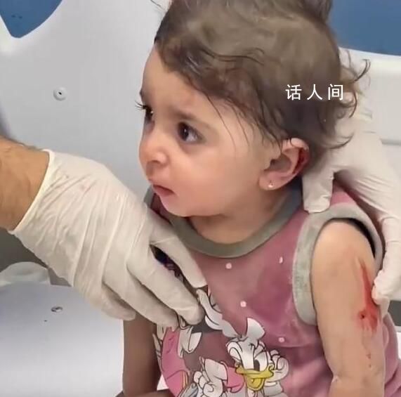 加沙幸存小女孩被吓到不会哭泣 眼睛充满了恐惧和震惊