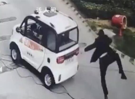 物业师傅救小孩被车撞翻仍爬起追车 两物业师傅肉身挡车