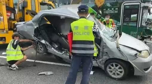 台湾游览车与轿车相撞致4死22伤 详细原因有待厘清
