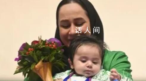 运动员抱3个月大宝宝一同领奖 萨雷赫·贾万马尔迪以233环的总成绩获得银牌