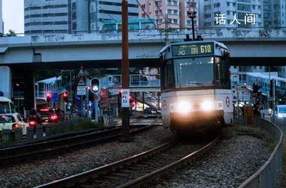 香港两辆轻铁列车相撞 致25人受伤