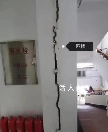 哈尔滨暴雪高校学生公寓墙体开裂 目前正转移安置学生