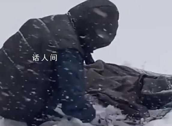 哈尔滨大妈雪地干洗呢子大衣 成了街头的一道亮丽风景线