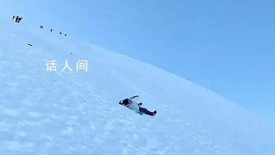 女子爬雪山疑因操作不当从山上滚落 未受到严重伤害