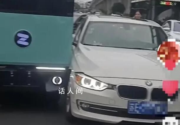 街头无人快递车变道与宝马擦碰 指责无人驾驶快递车是越实线变道造成的