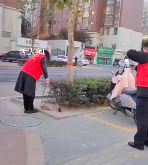 银行员工穿志愿者服扫大街被指摆拍 回应：拍照是为了汇报