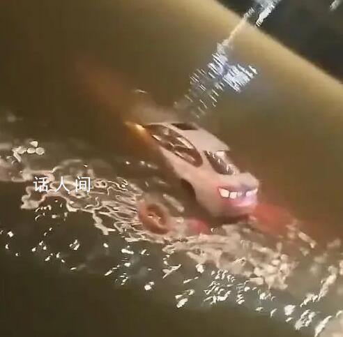 珠海一辆轿车不慎坠河快速沉没 有人带救生圈下水救人