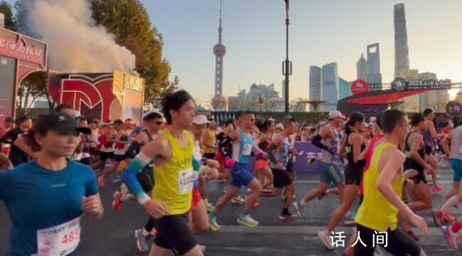 上海马拉松鸣枪起跑 约38000名跑者迈开热情而充满活力的步伐