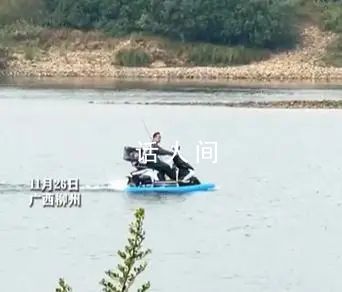 广西一男子骑电车“水上漂” 回应：车主本人的车在自家水池