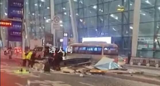 成都双流机场岗亭被撞塌 事故致5人受伤
