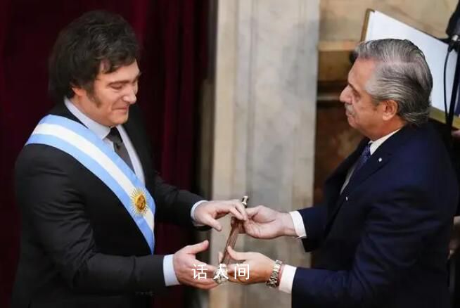 阿根廷总统就职首日砍掉9个内阁部门 将阿根廷政府中原先的18个部门砍掉了一半