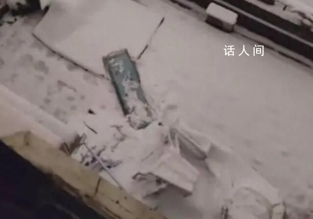 郑州女生推窗看暴雪 窗户掉下楼