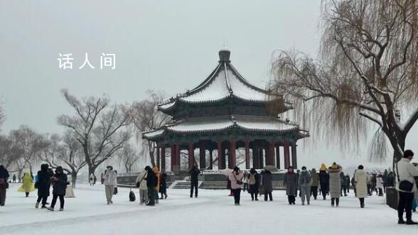北京颐和园银装素裹 游客来到颐和园观赏雪中皇家园林的美丽景观
