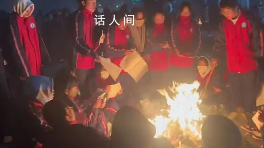 震中师生点燃书本树枝烤火取暖 相互扶持以温暖与希望抵抗寒冷与恐惧