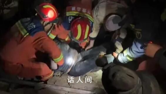航拍青海海东彻夜救援画面 救援人员在瓦砾中搜救