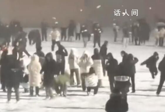 打雪仗时除了自己都是对手 战况激烈场面震撼