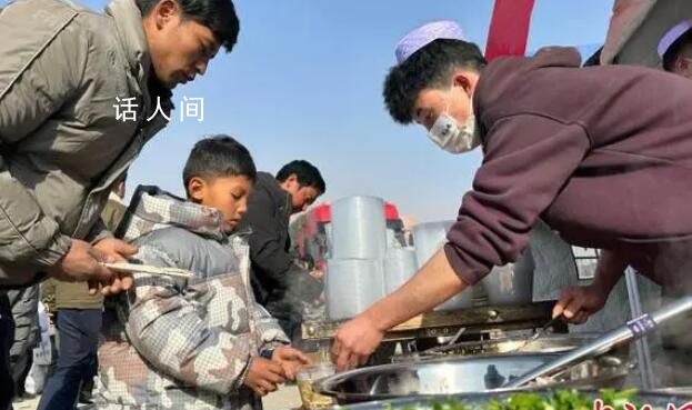 甘肃地震受灾群众吃上热牛肉面 志愿者忙碌不停