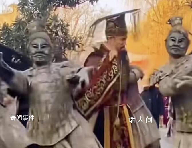 “兵马俑”“秦始皇”合跳科目三 演绎了一场别开生面的科目三舞蹈