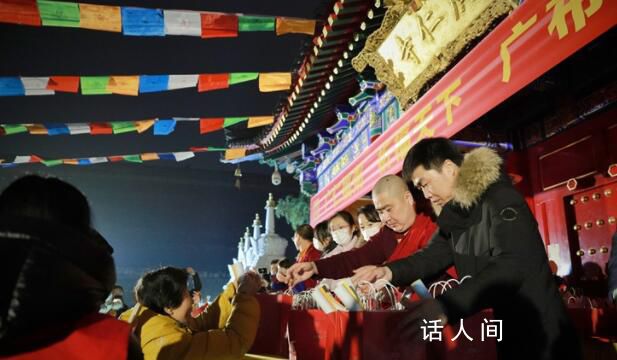 西安市民凌晨广仁寺排队领粥 排队领粥的队伍已经拐了几道弯