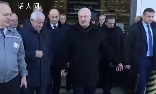 白俄罗斯总统卢卡申科劈柴时受伤 80公斤重的底座倒下砸到了脚