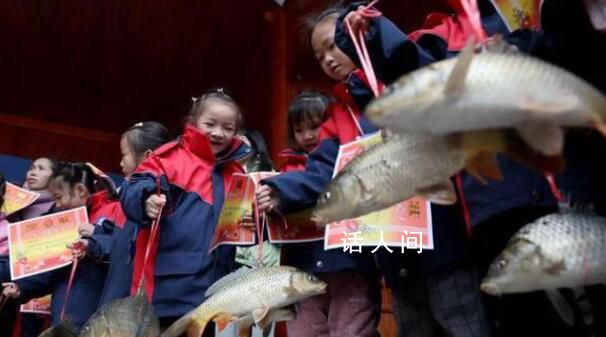 河南一小学给学生送鱼当奖品 除送鱼外还有甘蔗