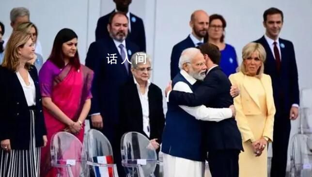 马克龙访问印度受到豪华接待 陪同印度总理莫迪出席阅兵仪式