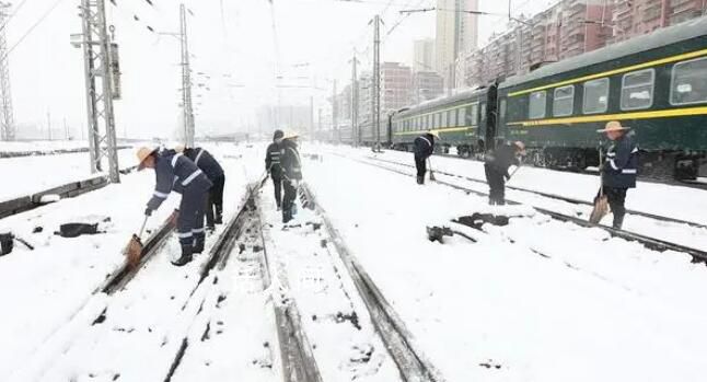 交通枢纽河南降雪量将异常之大 郑州路边已提前安排上除雪剂