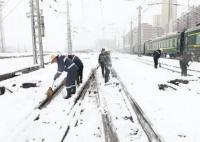 交通枢纽河南降雪量将异常之大 郑州路边已提前安排上除雪剂