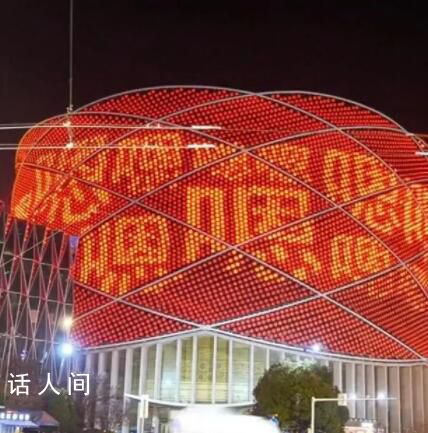 武汉多个商场大屏出现“嗯”字 吸引很多游客拍照打卡