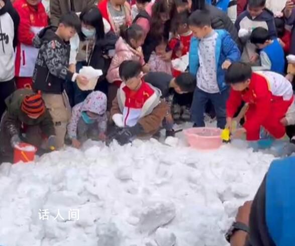 哈尔滨三卡车雪运抵广州特教机构 将雪卸到地上供孩子们赏玩