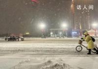 河南暴雪有人在高速堵车超10公里 超八成高速公路实行临时交通管制