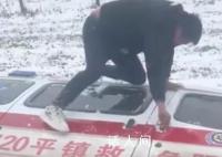 救护车雪天翻进地里 2男子救出3人