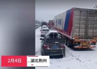 暴雪致高速瘫痪 车主被困十余小时