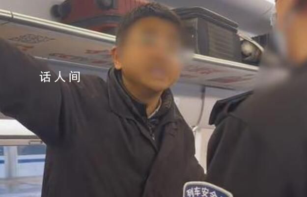 高铁停运男子怒问为何不让下车 12306回应：不是经停站没有安全保障