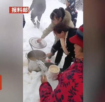 76岁奶奶冒雪给滞留司机送热汤 冒雪步行20分钟