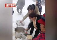 76岁奶奶冒雪给滞留司机送热汤 冒雪步行20分钟